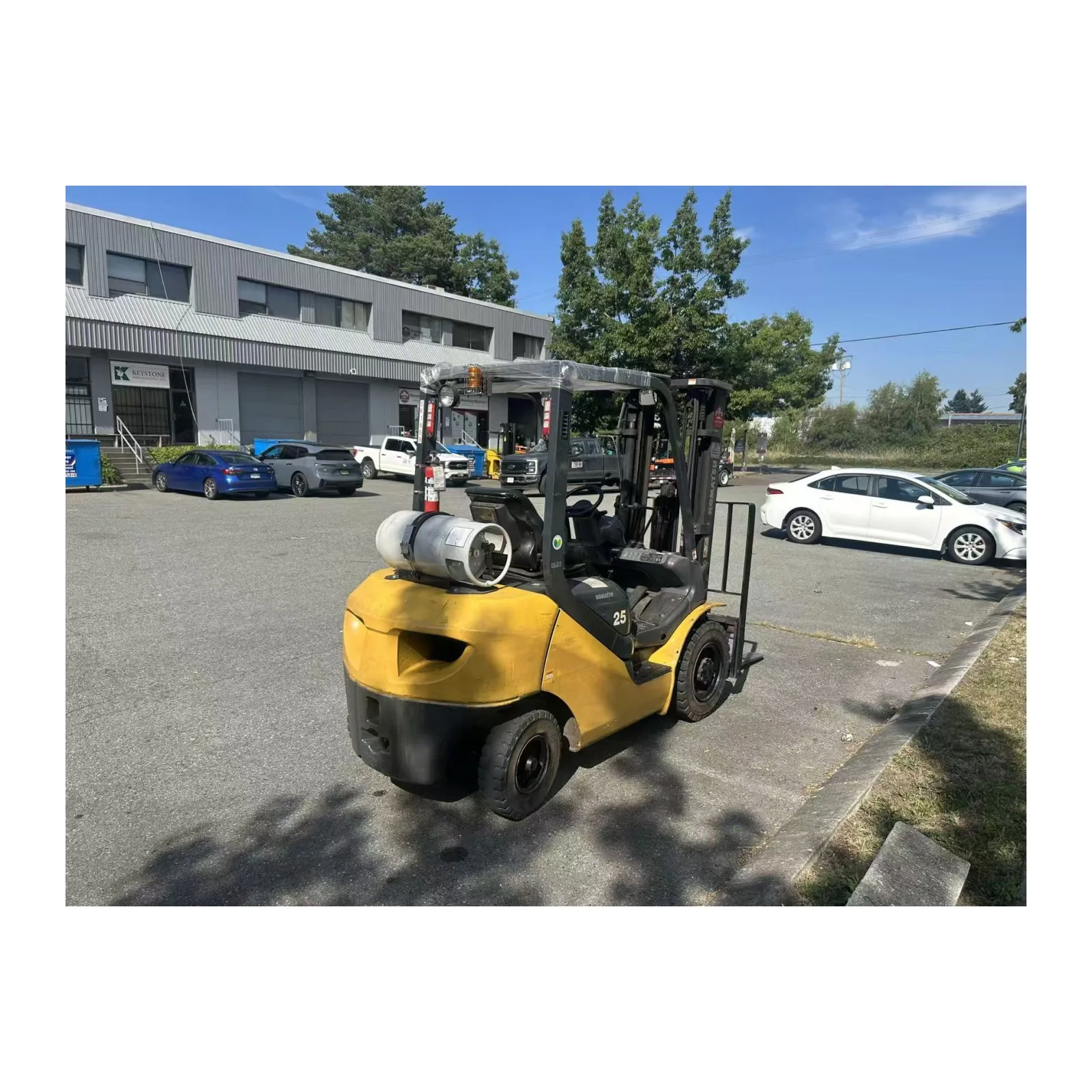 Used Komatsu LPG forklift – rear view with LPG tank