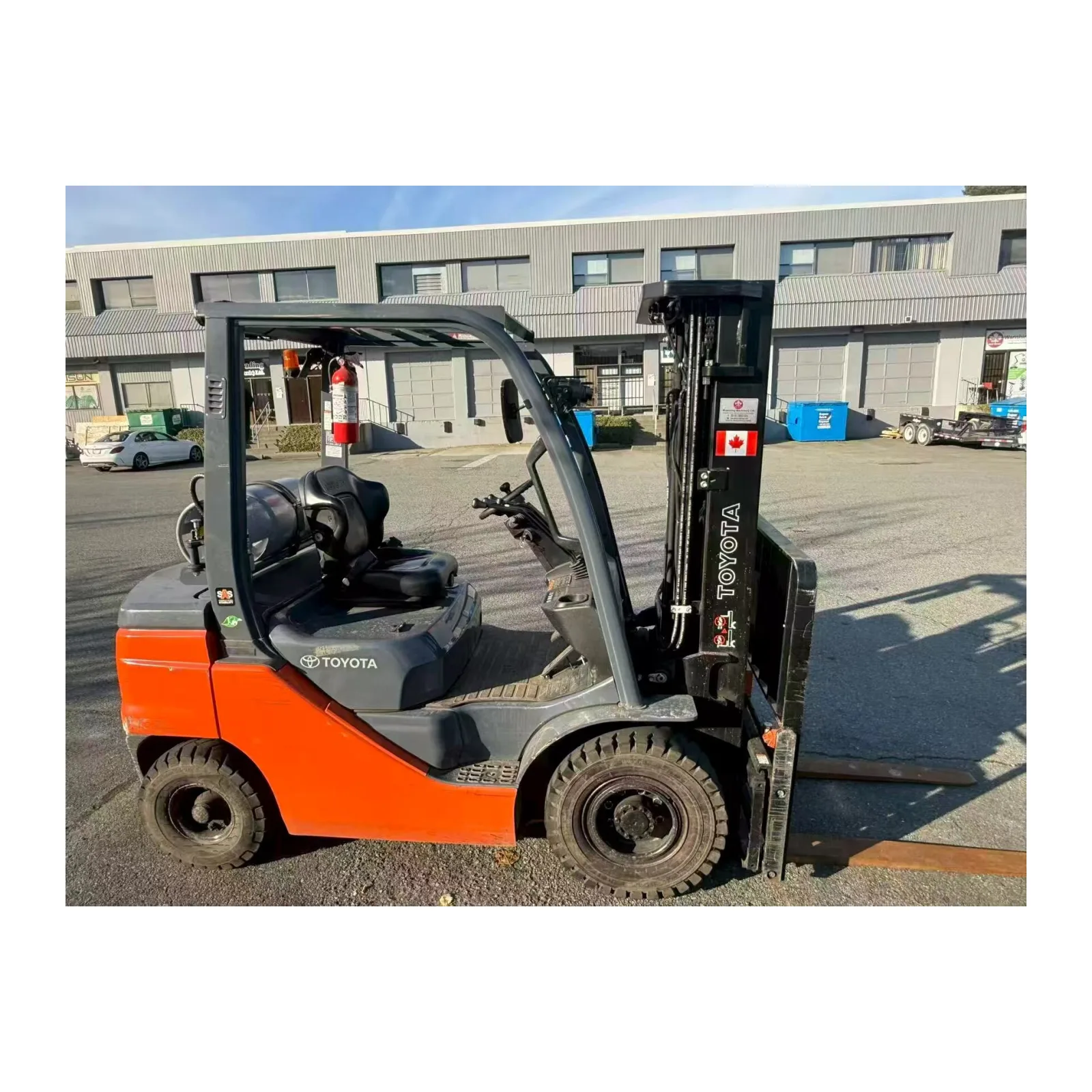 Left side view of Toyota 8FGU25 LPG forklift with forks and mast