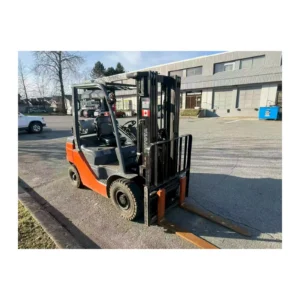 Toyota 8FGU25 LPG forklift with side shift, front three‑quarter view