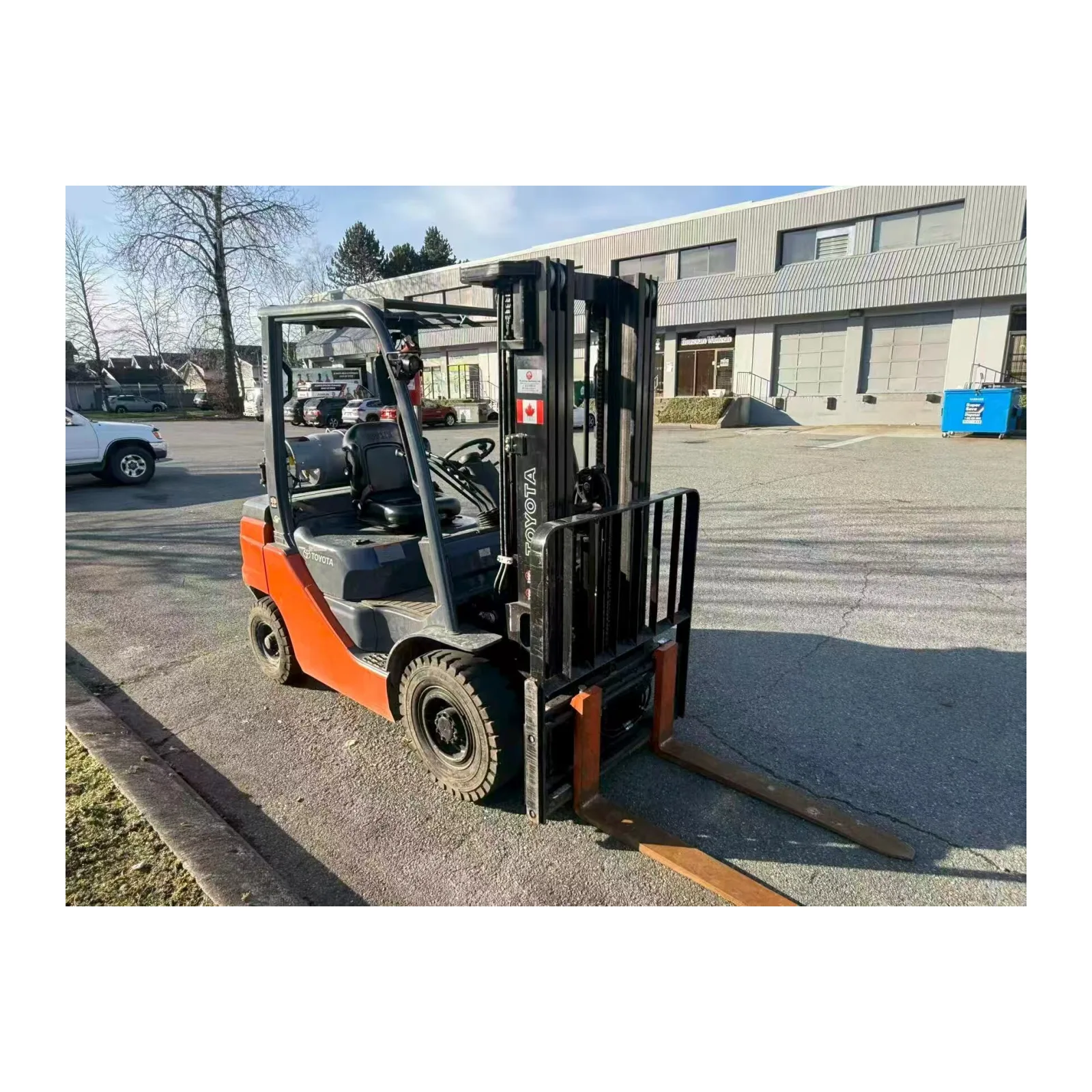 Toyota 8FGU25 LPG forklift with side shift, front three‑quarter view