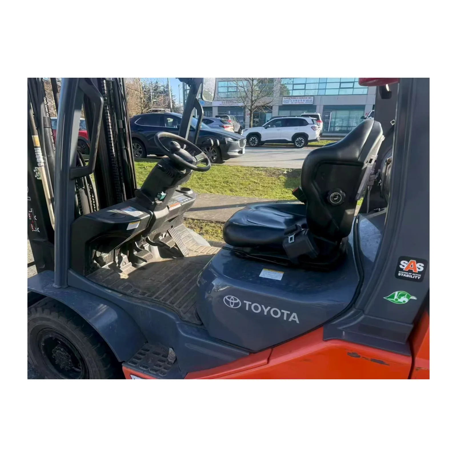 Operator seat and controls on Toyota 8FGU25 forklift