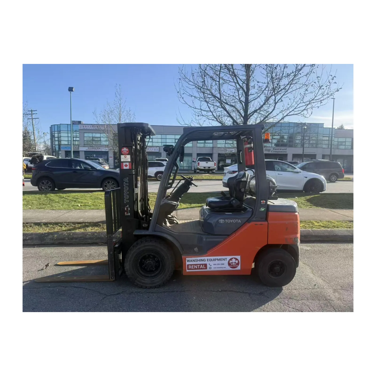 Right side view of Toyota 8FGU25 LPG forklift